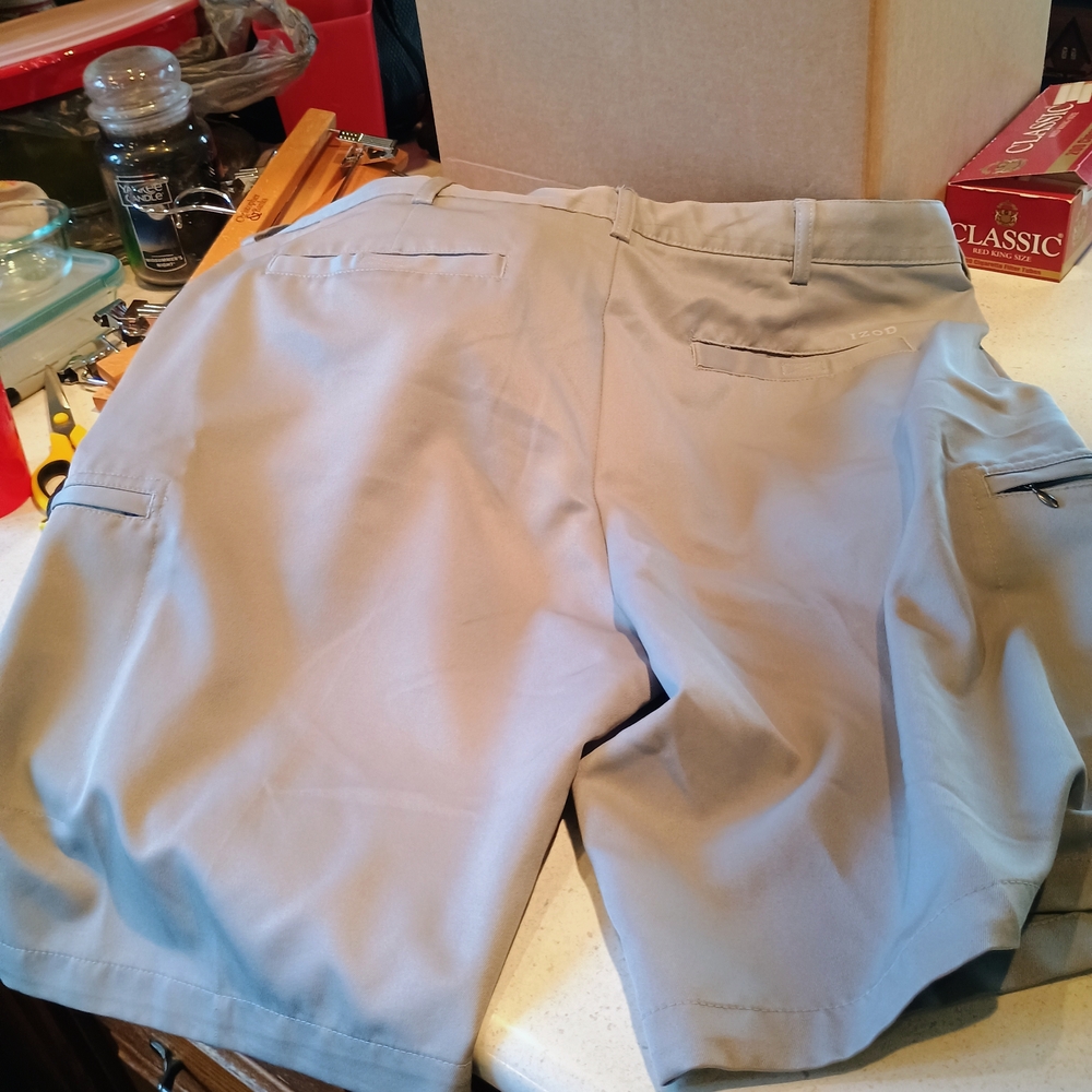 Izod Men's Cargo Shorts in Light Gray Bin 9 - Picture 5 of 6